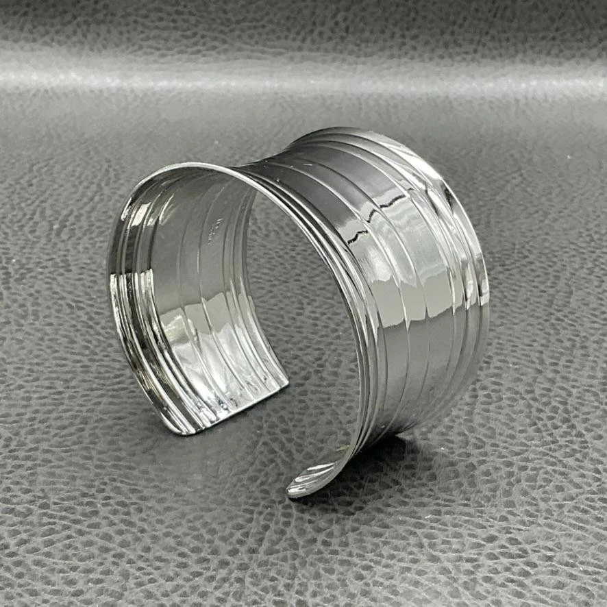 Brazalete ancho acanalado tono plata Lia Sophia para mujer moderno llamativo Foto 2 de 4