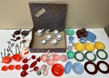 Lot DINETTE années 1950-70s porcelaine, plastique coloré, fer blanc… Petit Prix