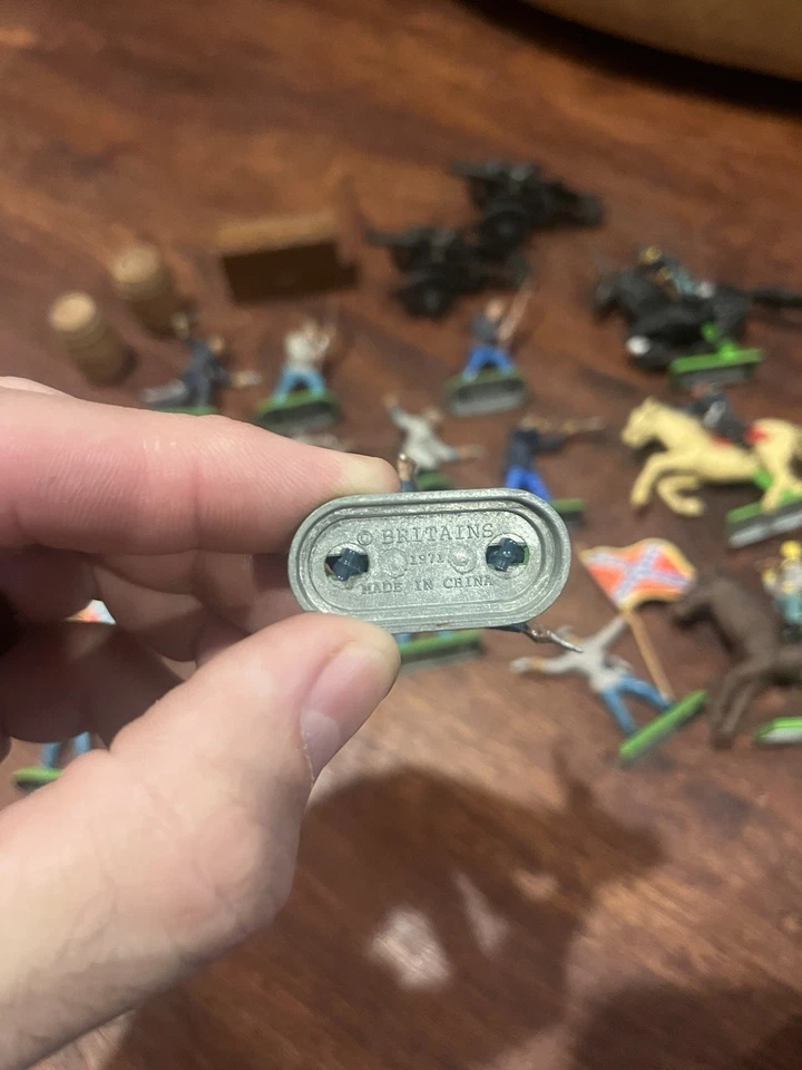 Lot of 20 Britain's LTD Deetail Vintage Figures Including Cannons And Barrels - image 2 of 4