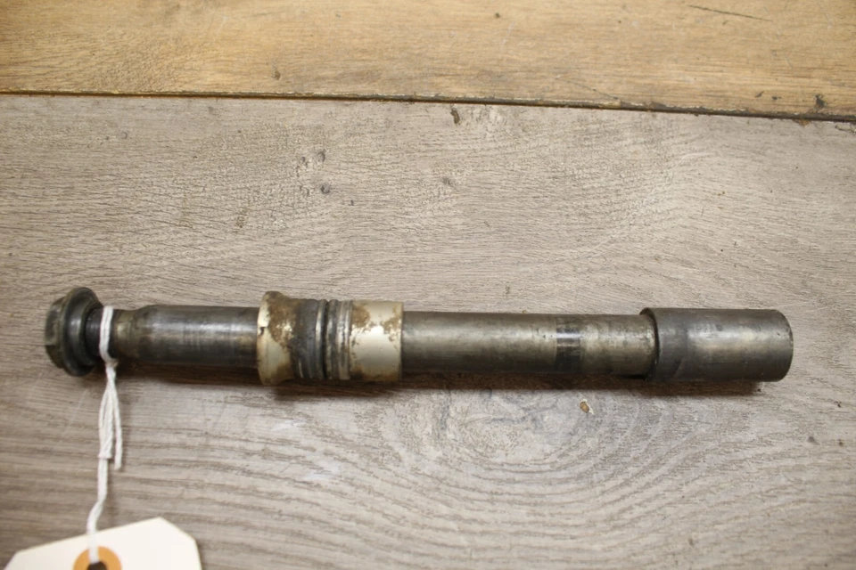 Yamaha YZ250F 2002 02 eje delantero con espaciadores y tuerca Foto 3 de 4