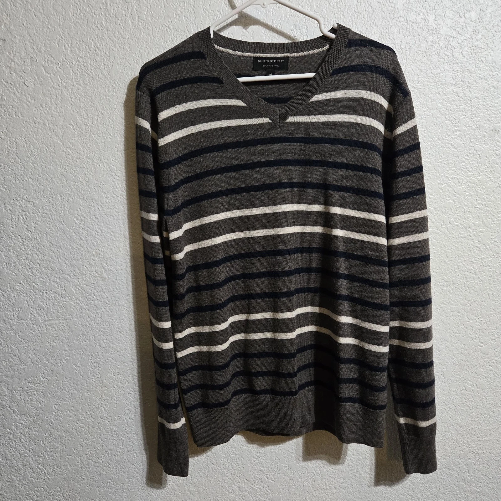 BANANA REPUBLIC V-NECK 100% MERINO WOOL SWEATER striped Sz MEDIUM, M