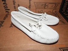 NEW! MINNETONKA MOCCASIN Women's Comfort Shoes Bone Leather Size 9.5 Slip On
