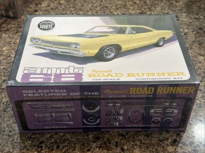 AMT 1968 PLYMOUTH ROAD RUNNER (WHITE) FACTORY SEALED KIT! CIRCA 2013! VMCP!