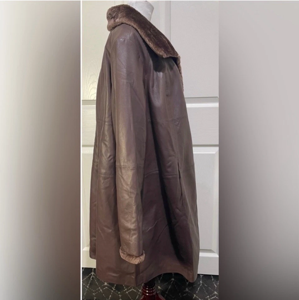 人造毛皮衬里和领棕色皮大衣 — 第 2/4 张图片