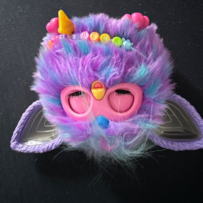 Hasbro Furby elektronisches Plüschspielzeug lila mit leuchtenden Ohren