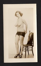WONDERFUL C1950s COY RISQUE ROCKABILLY HOUSEWIFE MODEL SILVER GELATIN PHOTO