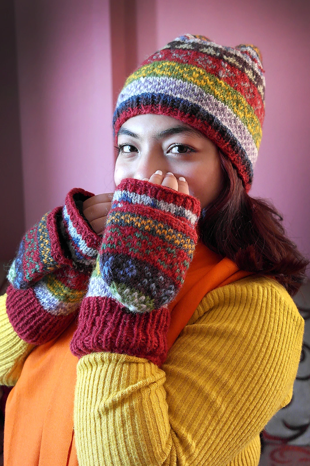 Red Green mixed colored woolen gloves/mittens