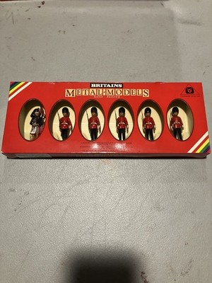 W. Britain 54mm glossy #7238 Scots Guards piper/5 men marching
