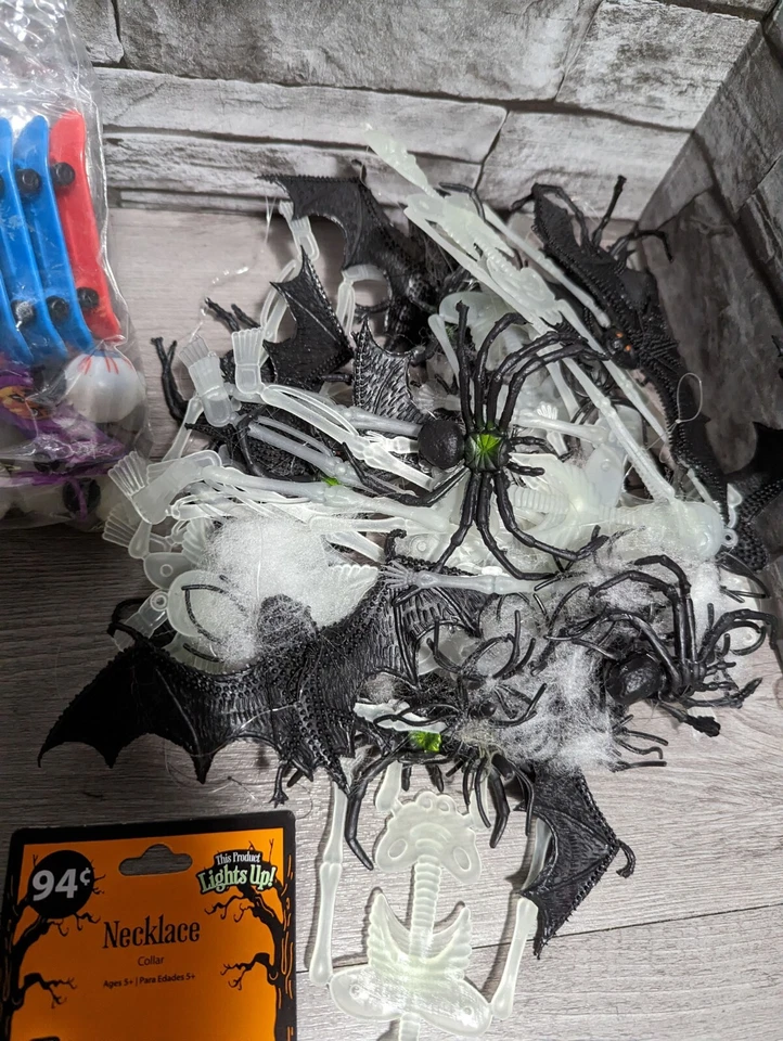 Fiesta de Halloween Favor Truco o Trato Suministros Decoración Lote Arañas Murciélagos Esqueletos + Foto 2 de 4