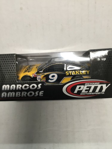 1:64 Action Marcos Ambrose #9 DeWalt 2014 Ford Fusion - Picture 2 of 4