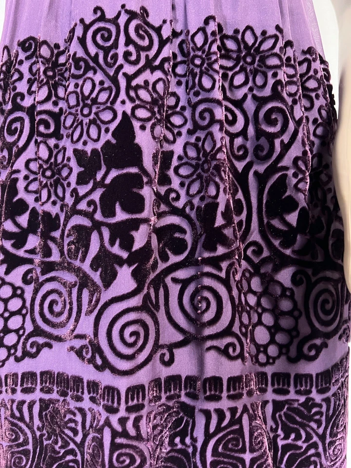 Vestido Chelsea&Violeta para Mujer, Terciopelo Bordado, Un Hombro, Púrpura, Talla XS Foto 4 de 4