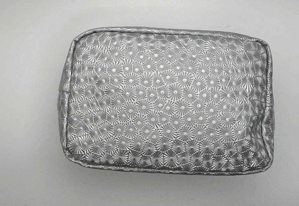 Bolso de Maquillaje Vacacional MAC Cosmetics Plateado Pequeño Bolsa de Viaje Cremallera Nuevo sin Etiquetas Foto 3 de 4