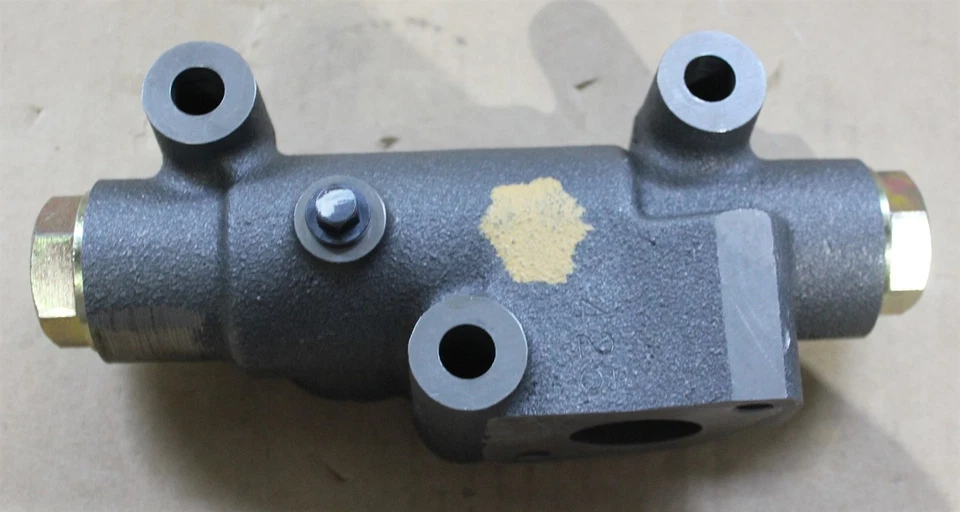 Komatsu Valve Assembly 4251336400 New Old Stock NOS OEM - Image 2 of 4