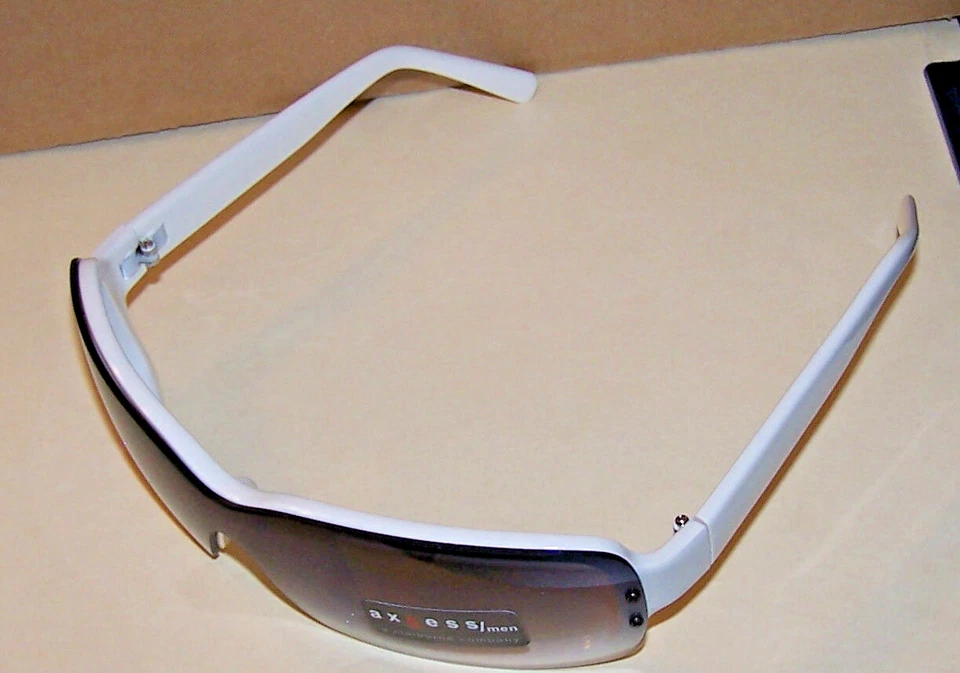 GAFAS DE SOL PARA HOMBRE AXCESS - MONTURAS BLANCAS CLAIBORNE/LENTES GRISES ENVOLVENTES - ¡NUEVAS CON ETIQUETAS!! Foto 2 de 4