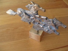 SCULPTURE EN BRONZE YVES LOHE REPRESENTANT DES CHEVAUX EN PLEINE COURSE