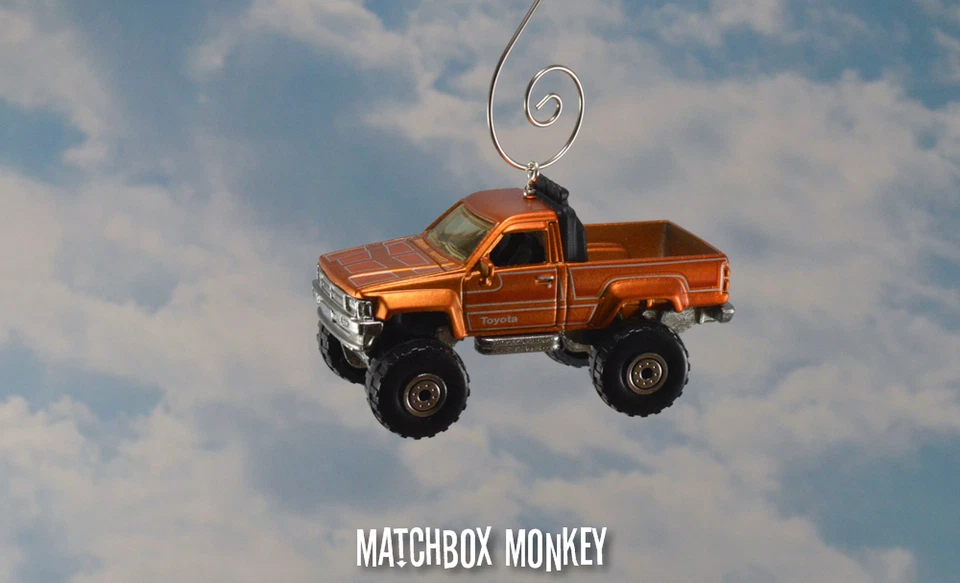 Toyota Pickup 1987 1987 camioneta 4x4 adorno de Navidad personalizado escala 1/64 Adorno Foto 2 de 4