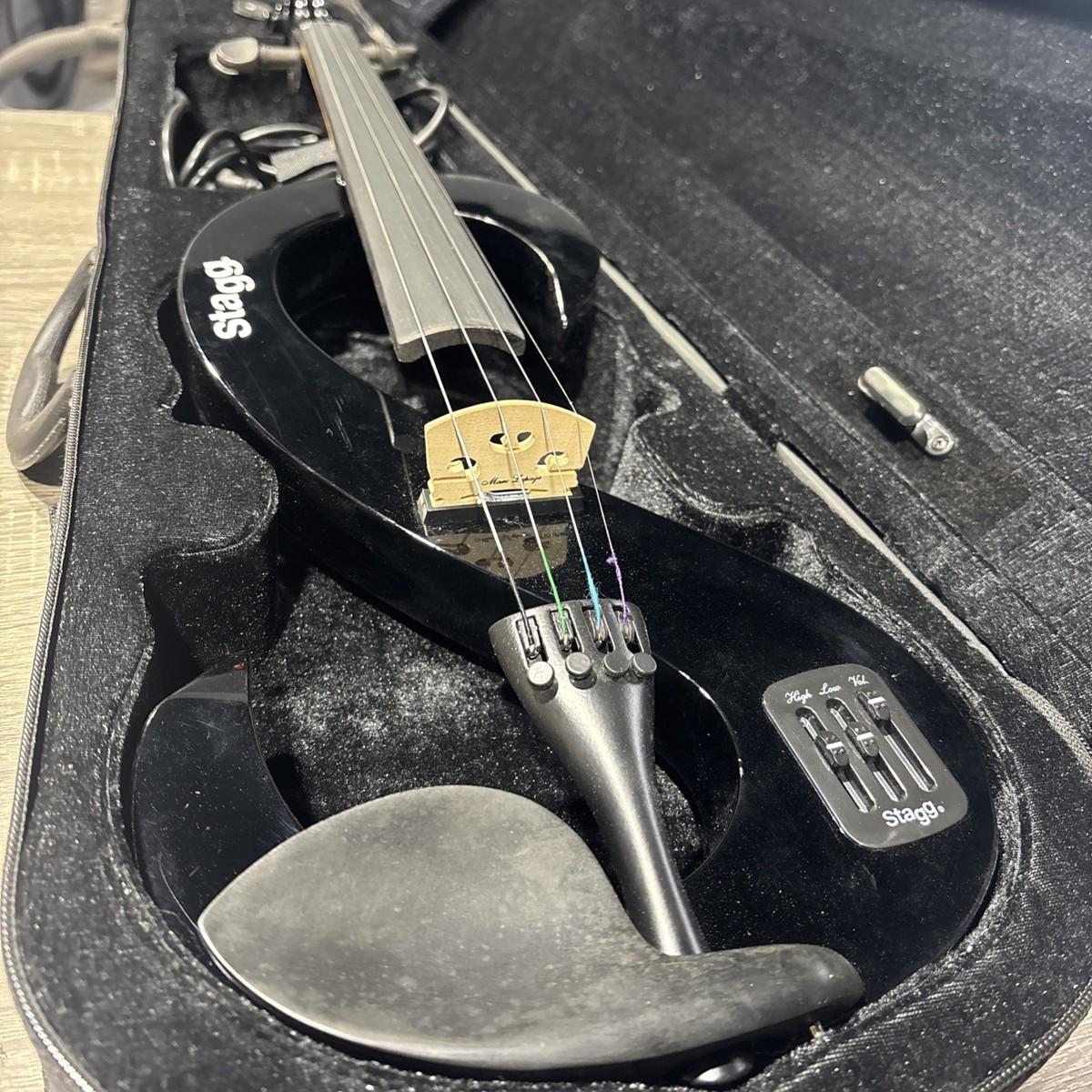 Stagg 4/4 electric violin set with S-shaped black electric violin