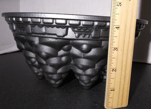 Nordic Ware Holiday Tree Bundt Cake Pan Mold Cast Aluminum 10 Cups Christmas - Picture 2 of 12