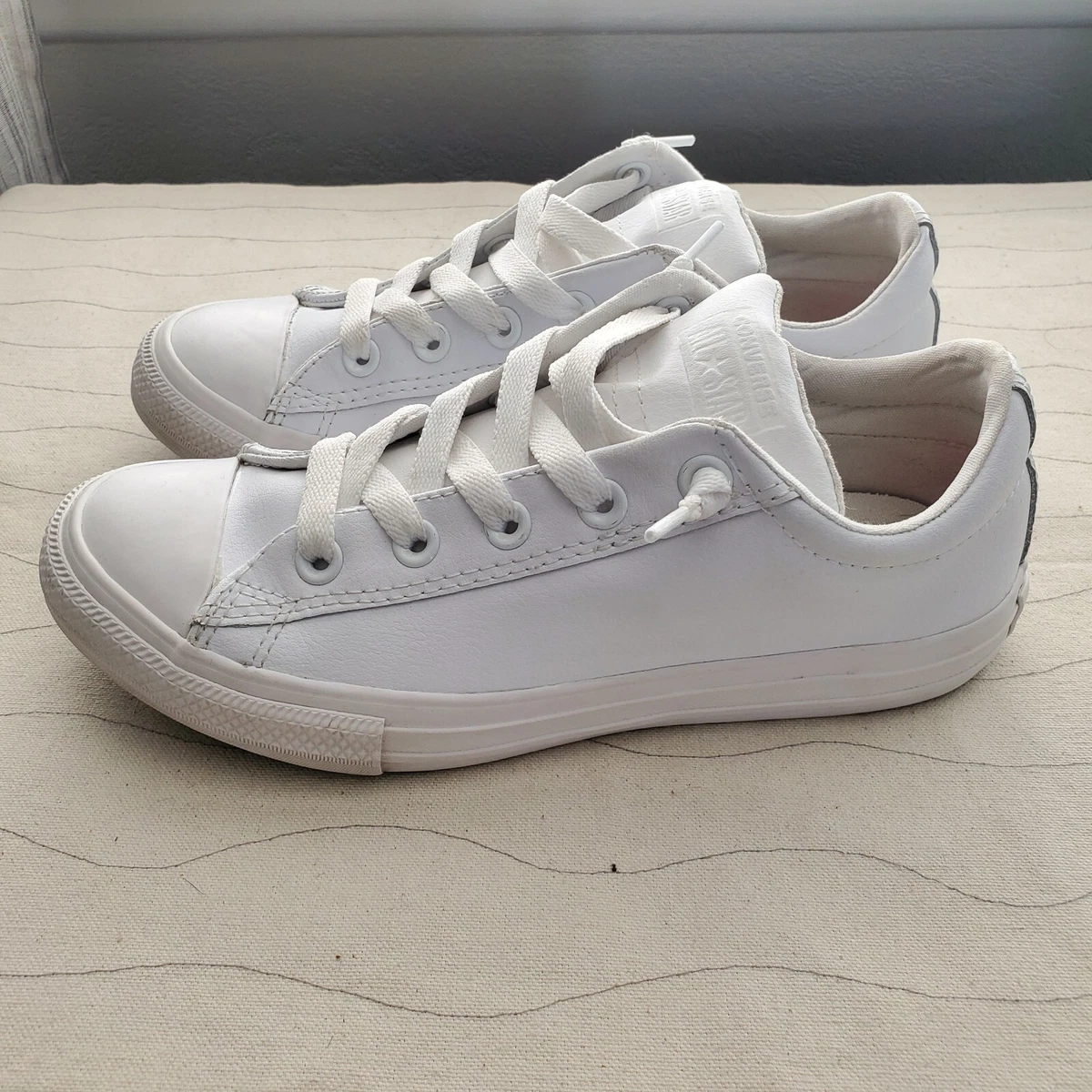 White leather hotsell slip on converse