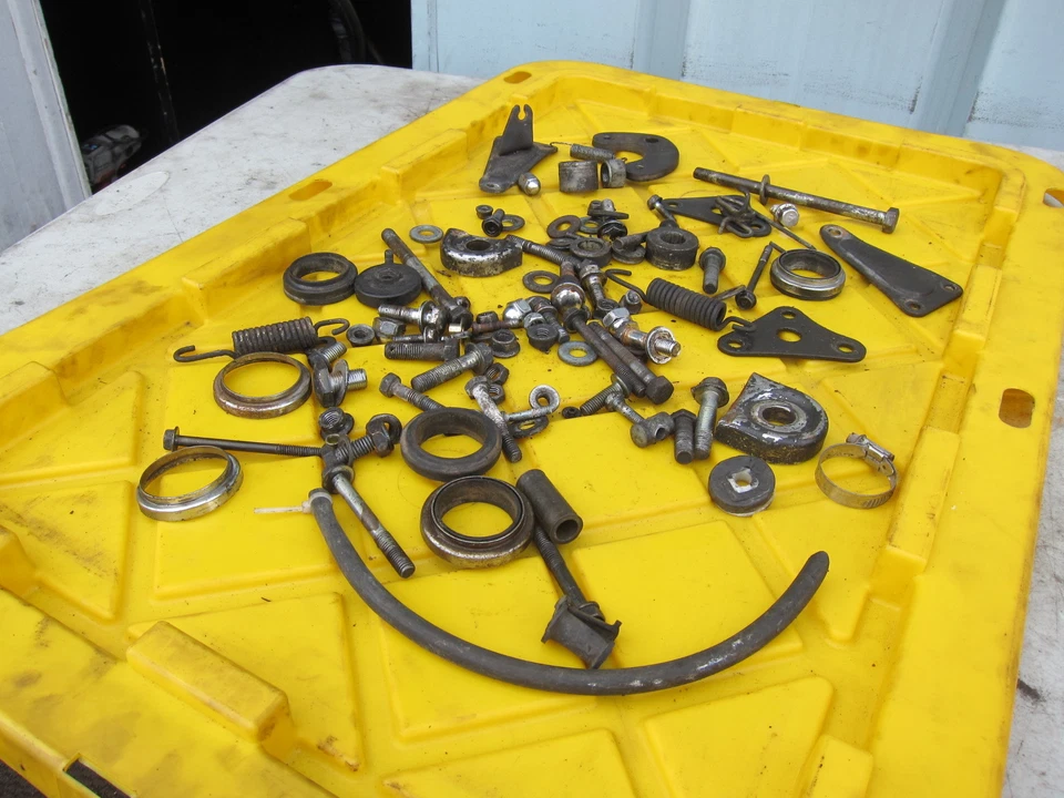 1981 Suzuki GN400T HARDWARE FABRICANTE DE EQUIPAMENTO ORIGINAL MOLAS PORCAS PARAFUSOS MONTAGENS ESPAÇADORES - Imagem 4 de 4