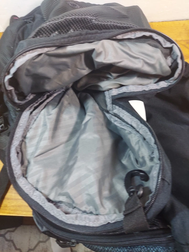 Bolsa de equipamento Under Armor grande preta 36w" x 12w" x 11t" alça de ombro - Imagem 2 de 4