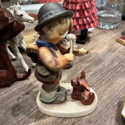 Vintage M J Hummel Figur Junge spielt Geige mit Hund