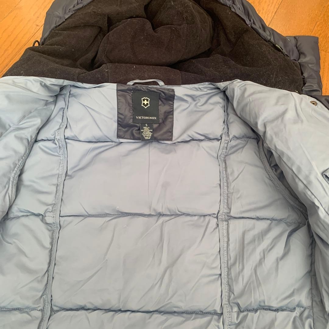 Victorinox Down Jacket S Navy - Warm, Stylish, Slightly Worn thumbnail 6