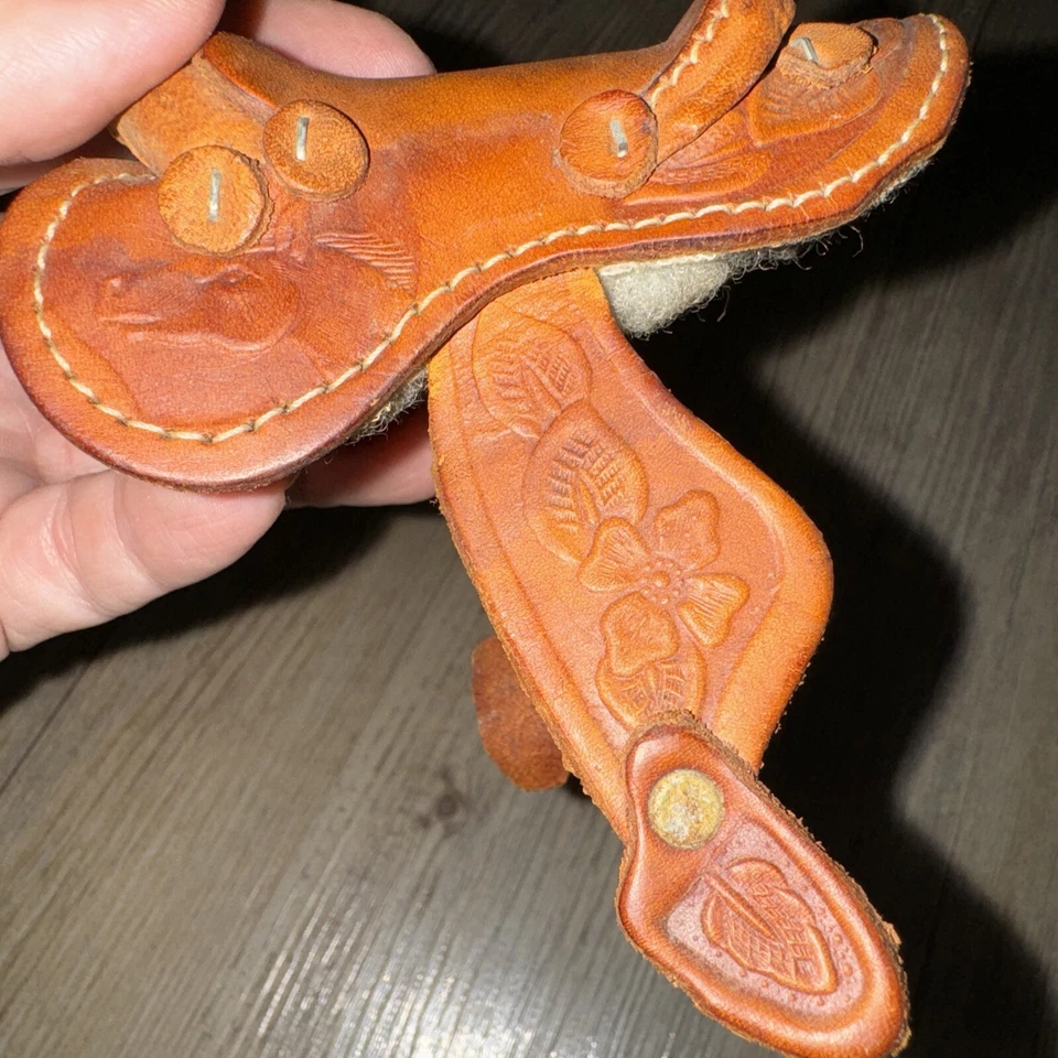 Mini casa de muñecas vintage de arte occidental con silla de montar de cuero en miniatura hecha a mano Foto 3 de 4