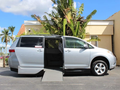 2017 Toyota Sienna LE Mobility Wheelchair Handicap Power Infloor Ramp Van