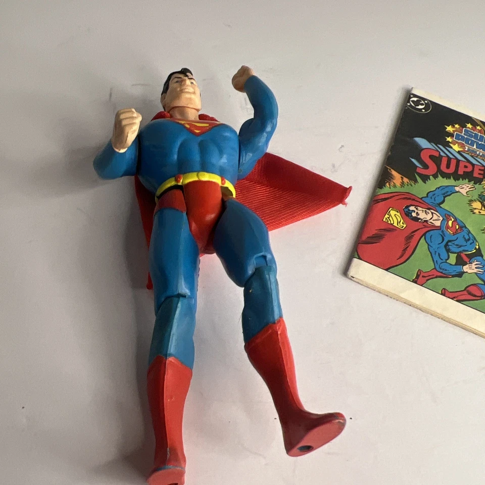 Figura Completa DC Super Powers Superman Vintage 4.75" con Mini Cómic 1984 Foto 3 de 4