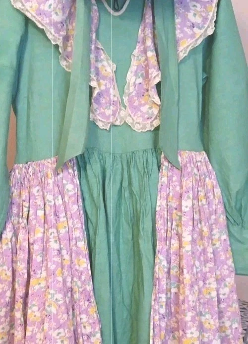 Vestido Floral Verde Pradera Pioneer Delantal y Gorro Pequeño - Disfraz de Halloween Foto 2 de 4