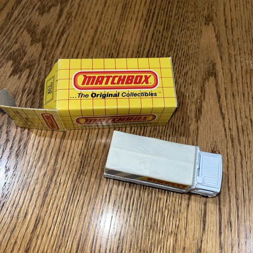 1990 Matchbox, No 26-F, VOLVO,TILT TRUCK,White, Pirelli, Die Cast ORIGINAL BOX - Picture 2 of 13