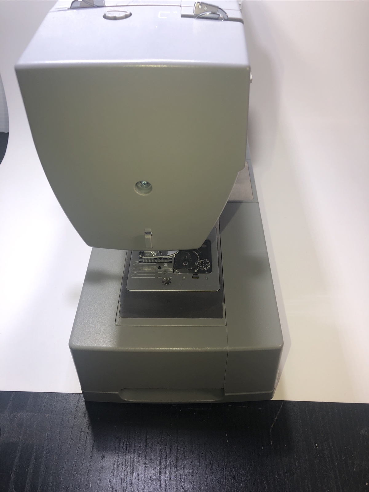 SINGER HD6380M Heavy Duty Sewing Machine comes with Extension Table