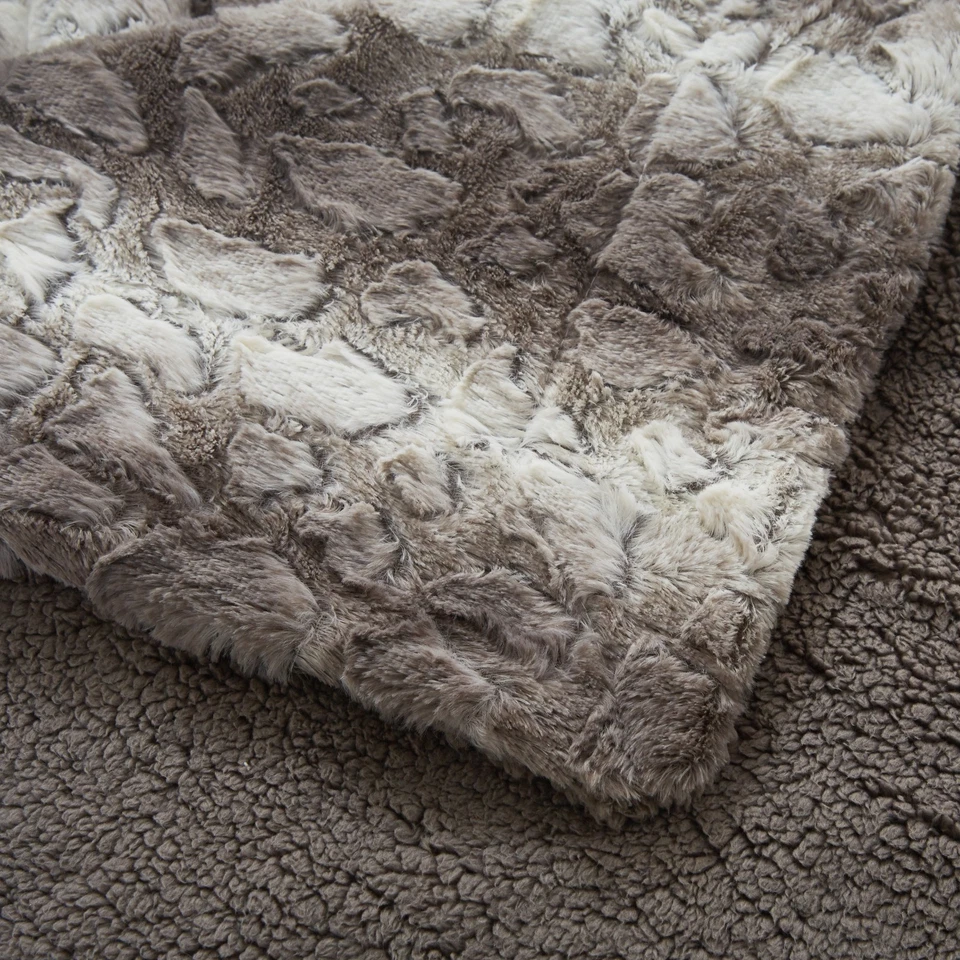 Manta de piel sintética de jirafa de nieve elegante gris plata gris parte trasera de sherpa Foto 2 de 4