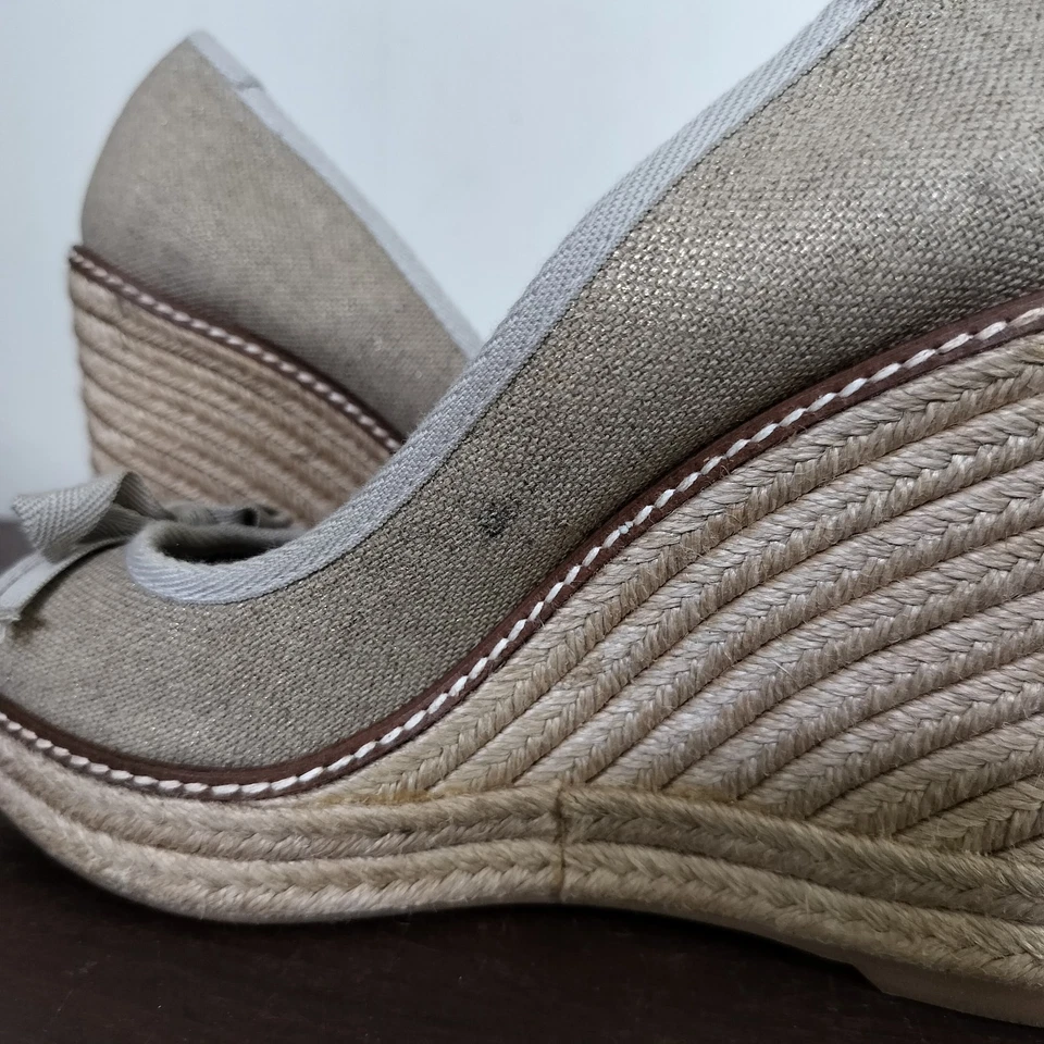 Tory Burch 9.5 B Jackie Charm Logo Peep Toe Cuña Alpargata Tacón Dorado/Beige  Foto 3 de 4