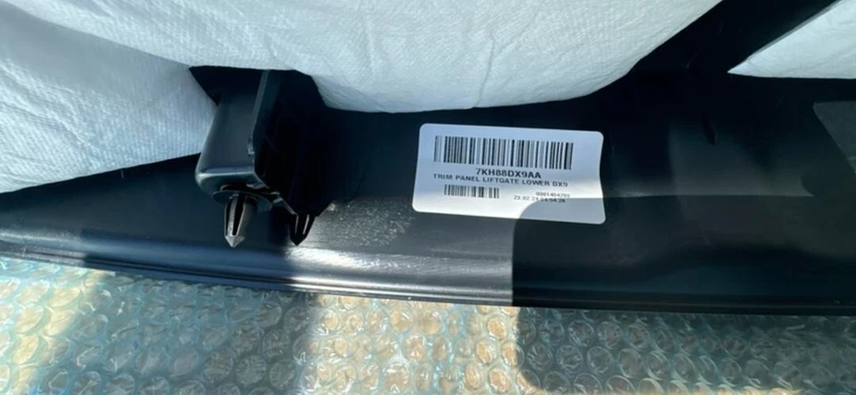 Novo OEM Mopar 7KH88DX9AA Guarnição de Portão Elevador Painel Inferior 2017-2025 Jeep Compass - Imagem 2 de 4