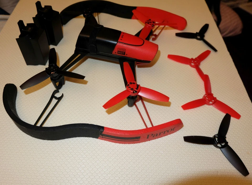 Parrot Bepob 1, Drohne, rot mit Zubehör und 3 Akkus, für Handy oder Sender - Bild 4 von 4