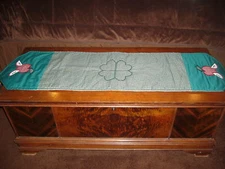 COUNTRY COTTAGE RED COUNTRY APPLES FABRIC TABLE RUNNER