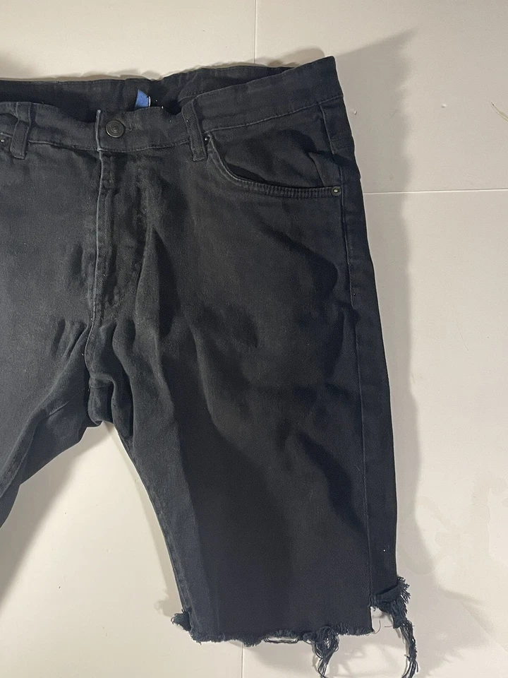 Pantalones Cortos H&M Para Hombres Corte Dividido Talla 36 Negros Deshilachados Tiro Medio Denim Mezcla de Algodón Foto 2 de 4