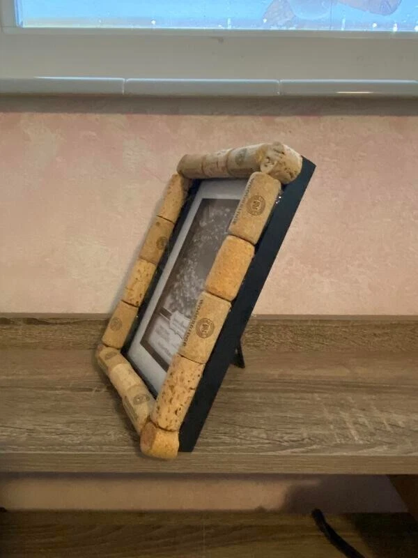 Marco de fotos de corcho de vino hecho a mano con 4" X 6" Foto 4 de 4