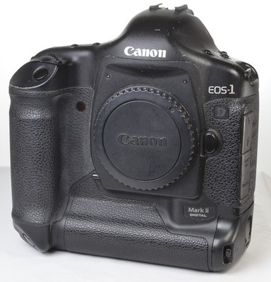 Canon EOS 1D Mark II 8.2MP Camera Body 44K shots w/charger + brand new battery