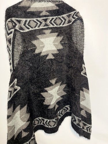 NWT Women’s Fuzzy Soft Knit Aztec Print Eyelash Vest One Size - Picture 16 of 16