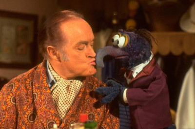 Bob Hope küssende Puppenfigur Gonzo in der Muppet Show im E-TV 4x6 Foto