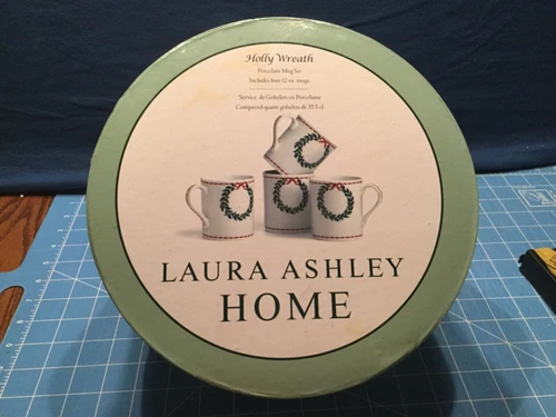 Laura Ashley  Holly wreath pattern porcelain mug set of 4 - 12 oz NIB 4” tall