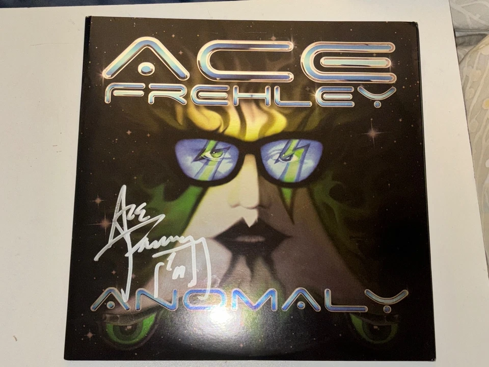Ace Frehley Anomaly SIGNED 2 LP Foil Cover Bought from Ace's Merch Store KISS - Imagem 3 de 4