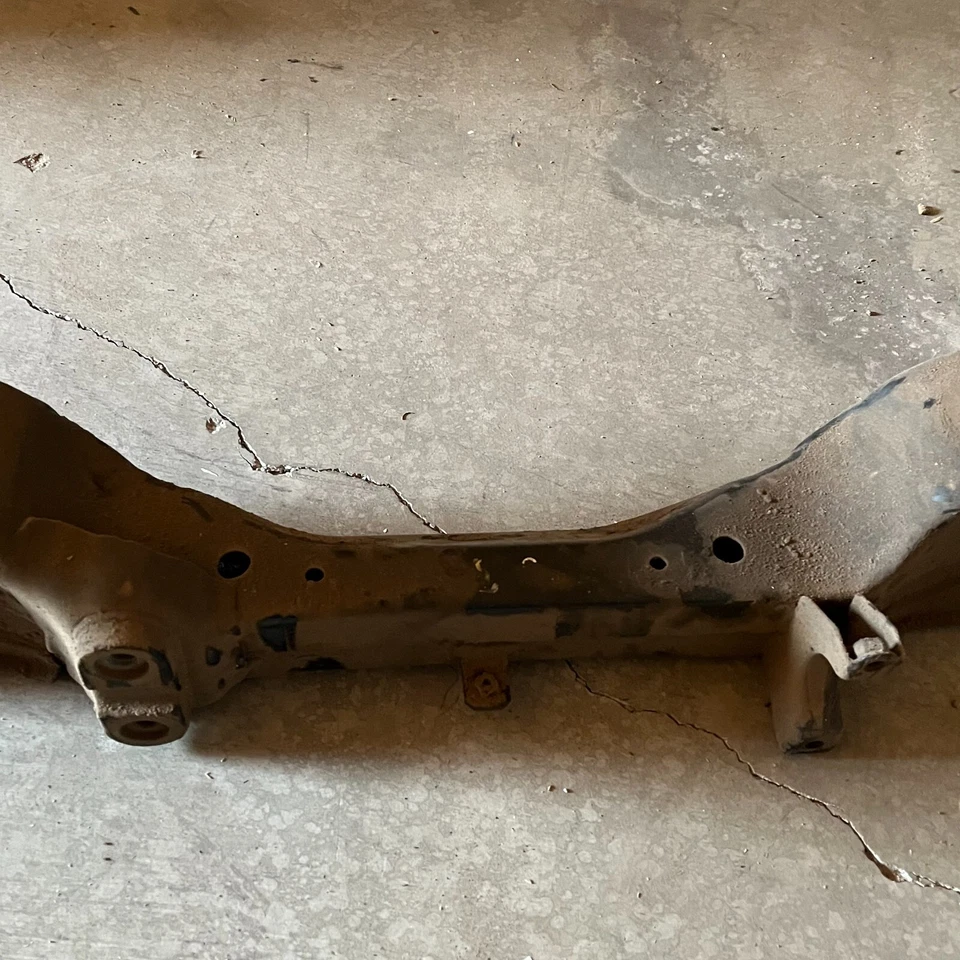 Nissan 350Z G35 2003-2008 base de motor delantero travesaño submarco OEM Foto 3 de 4