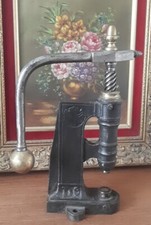 ANCIENNE PRESSE À OEILLET