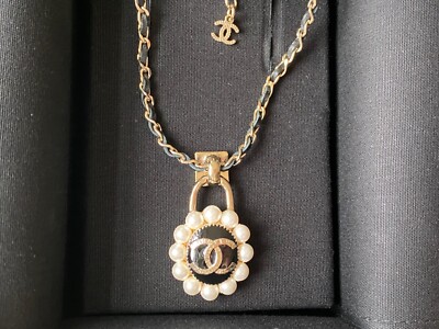 アクセサリー CHANEL NIB 100%AUTHENTIC Chanel 21A Faux Pearl Sun Flower CC Logo Padlock