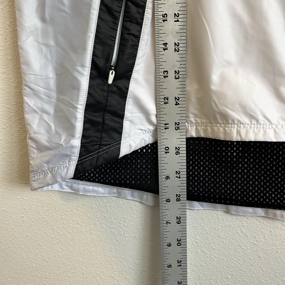 Under Armour Run True Vest White and Gray Sleeveless Jacket Large - Image 3 of 4