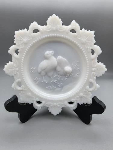 Vtg Westmoreland White Milk Glass Easter Themed Plate With 3D Chicks & Lace Edge